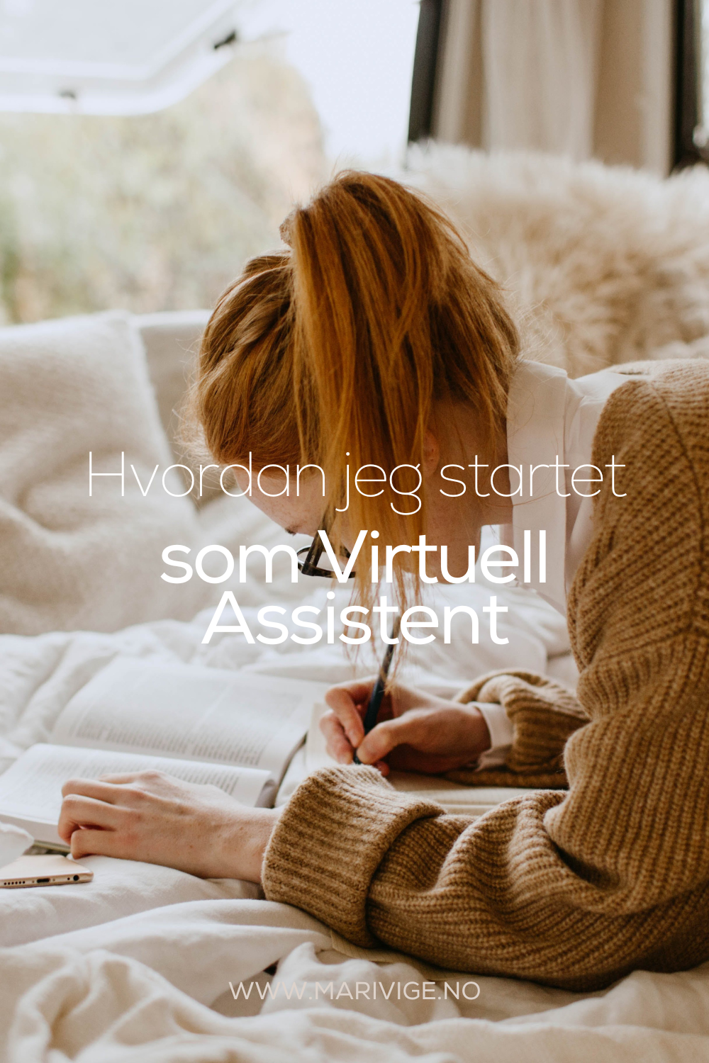 Dame som jobber og skriver i senga. Hun jobber hjemmefra som Virtuell Assistent.
