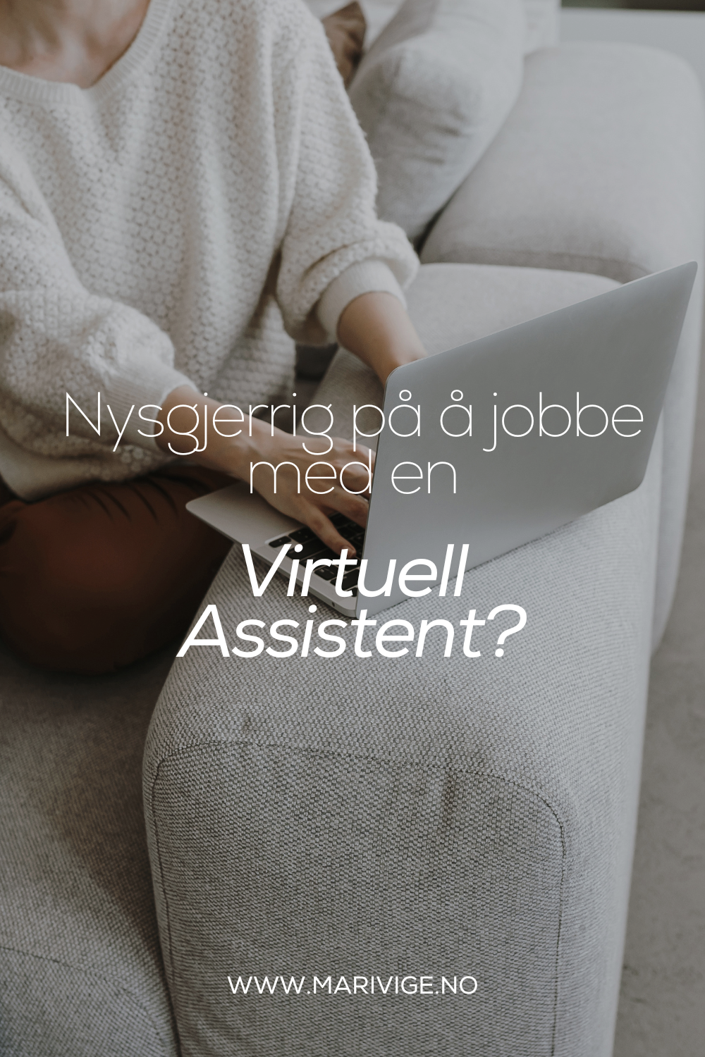 Dame jobber hjemmefra på PC som Virtuell Assistent.