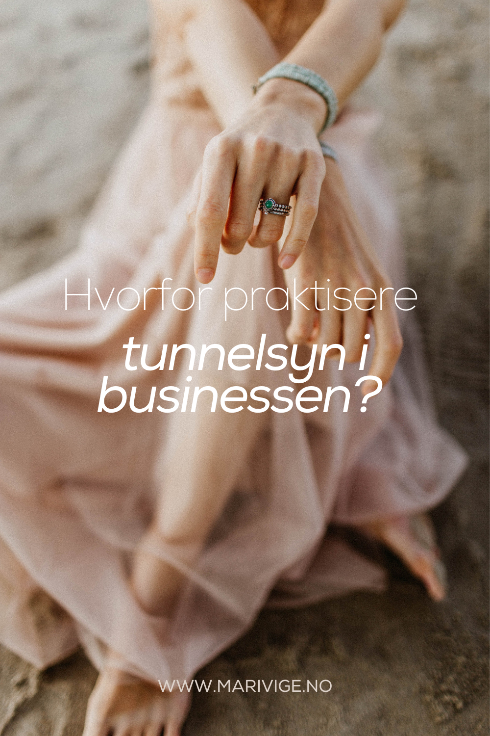 Dame i fin kjole som sitter. Handler om å starte og bygge business som introvert og sensitiv.
