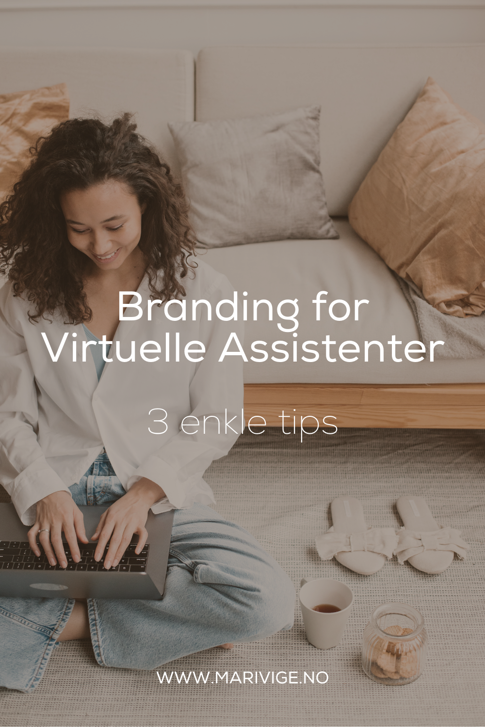 En Virtuell Assistent som jobber hjemmefra. Hun har lært at branding for Virtuelle Assistenter ikke trenger å være så komplisert.
