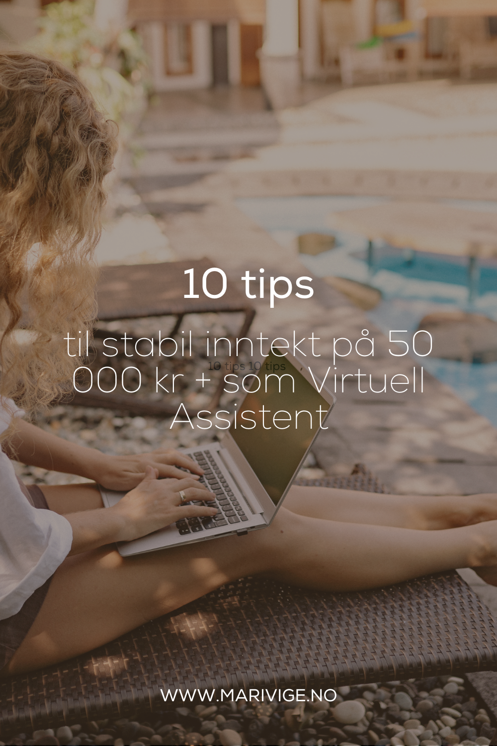 Bildet viser en jente som jobber fra laptopen på stranda. Teksten handler om hvordan du kan oppnå en stabil inntekt som Virtuell Assistent.