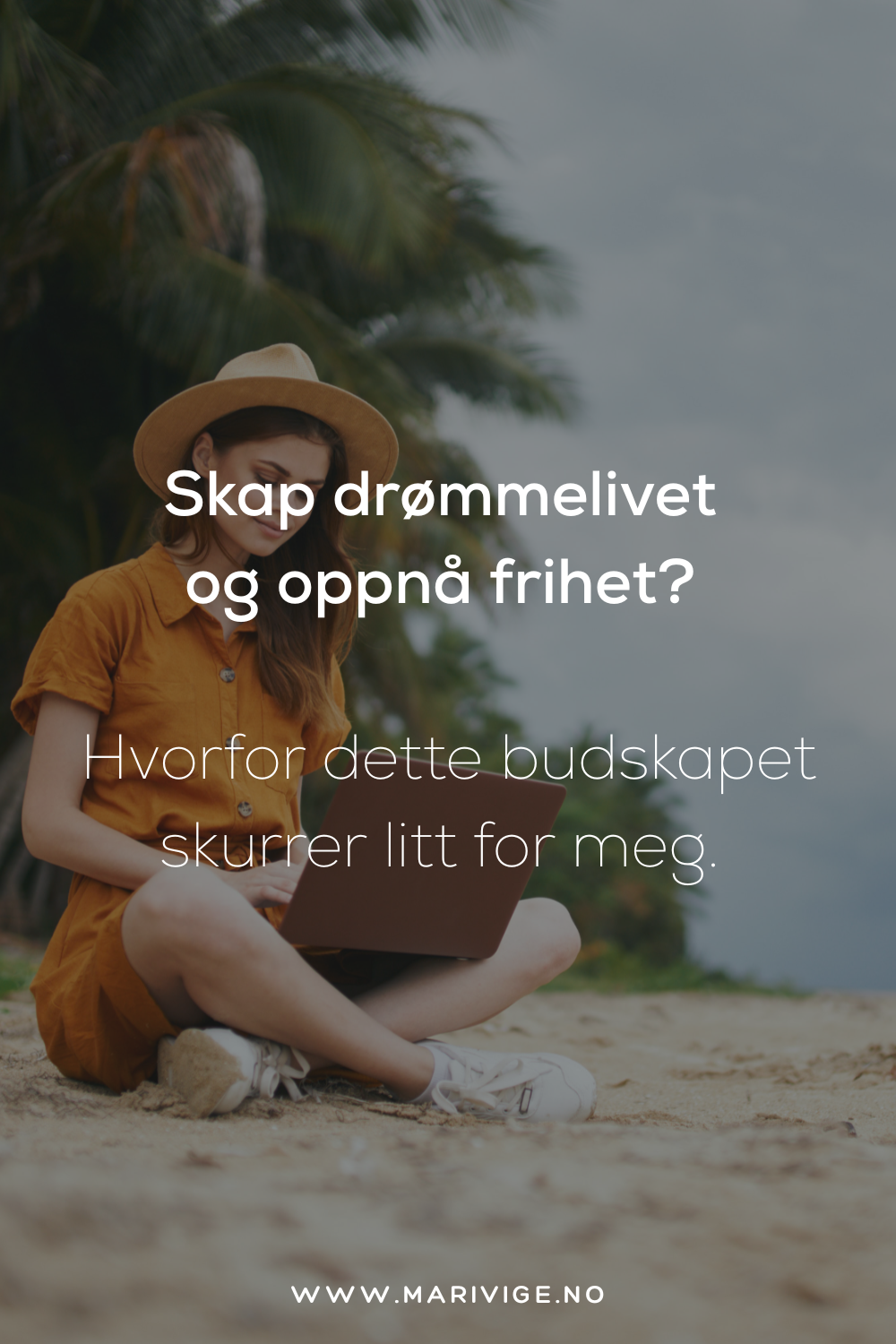 Jente jobber på pc på stranda
